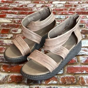 Elegant Women's Sandals in Taupe and Black